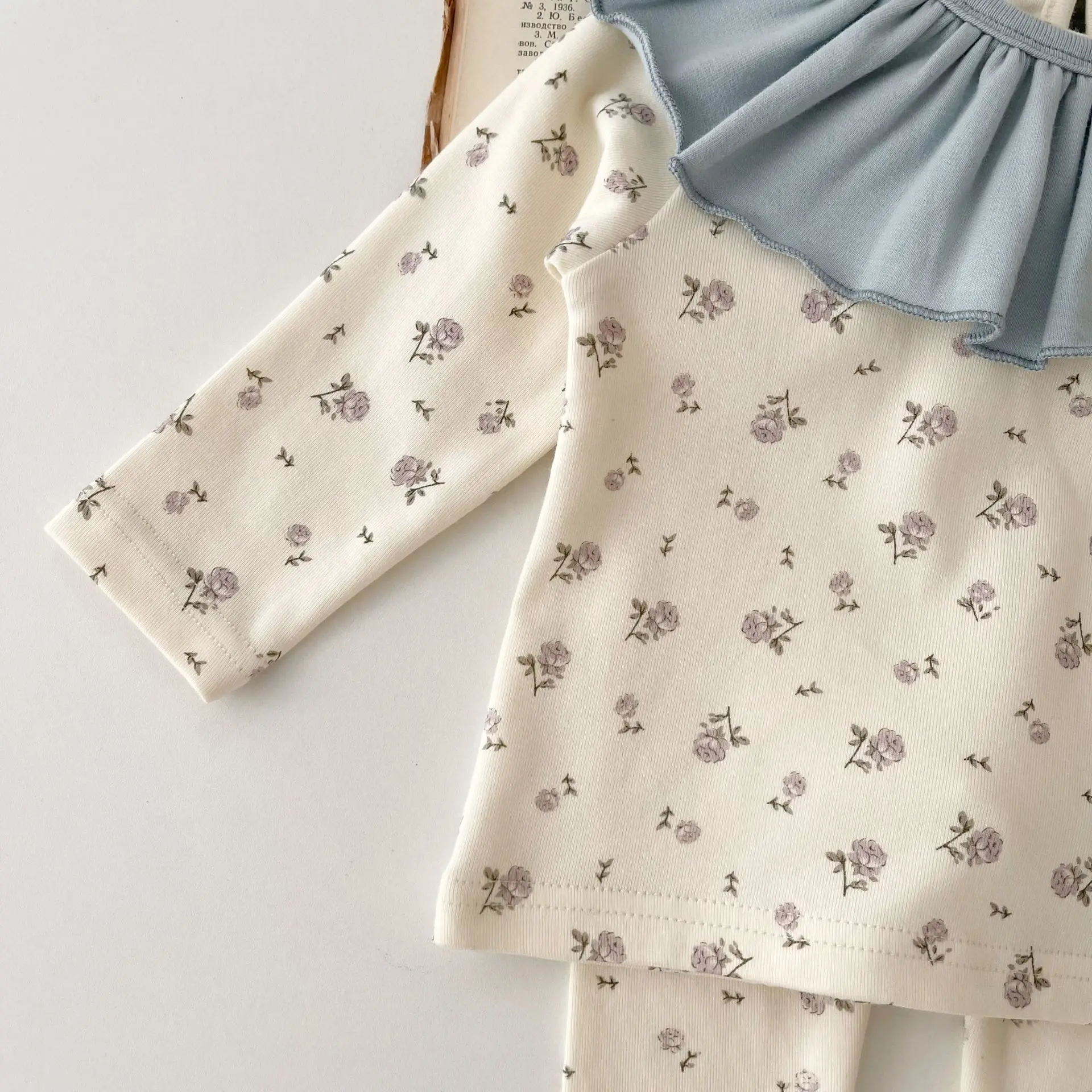7759 בגדי תינוק להגדיר הביתה החליפה 2023 סתיו התינוק פרחוני של הילדה חליפת מכנסיים מותן גבוהה+עליון+ רוק מגבת בחליפת שלושה חלקים.